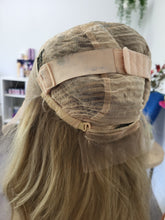 Load image into Gallery viewer, &quot;Lola&quot; 20&#39; Raw Human Hair
